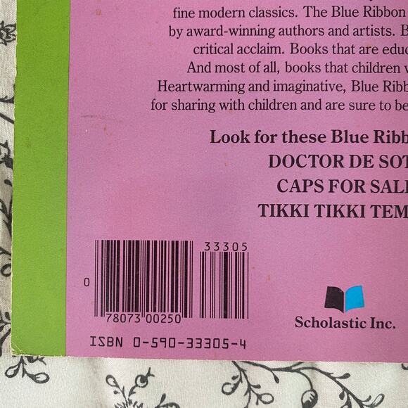 Vintage 1975 The Elves and the Shoemaker Paperback Book - Picture 3 of 7